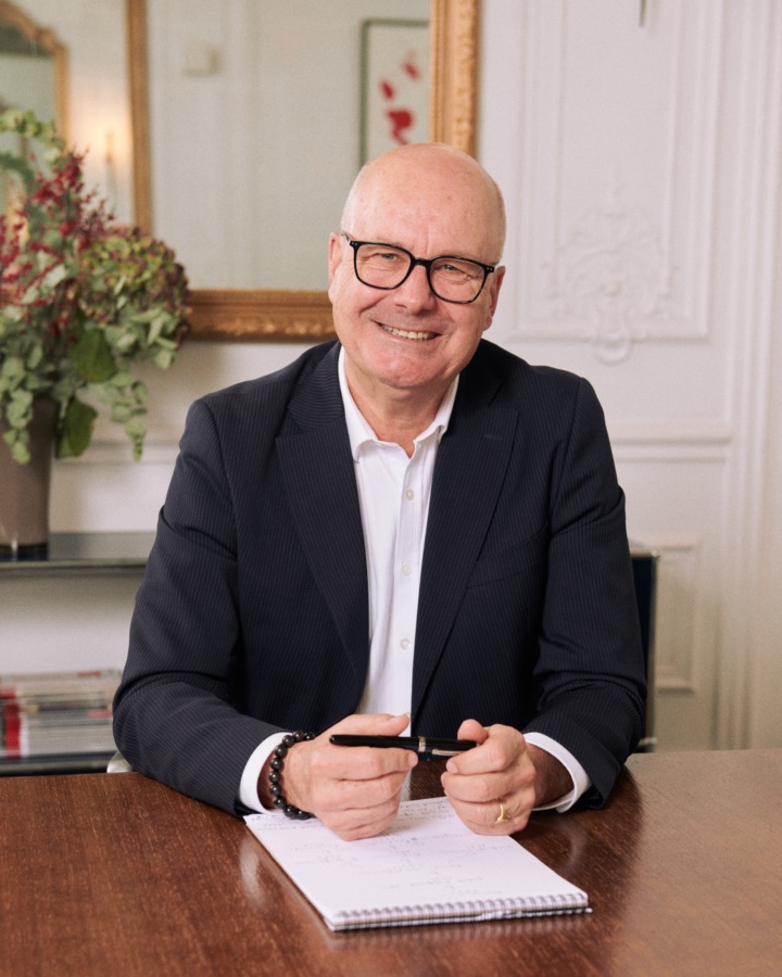 Maître Didier Jaubert, avocat au Barreau de Paris, souriant à son bureau à Paris